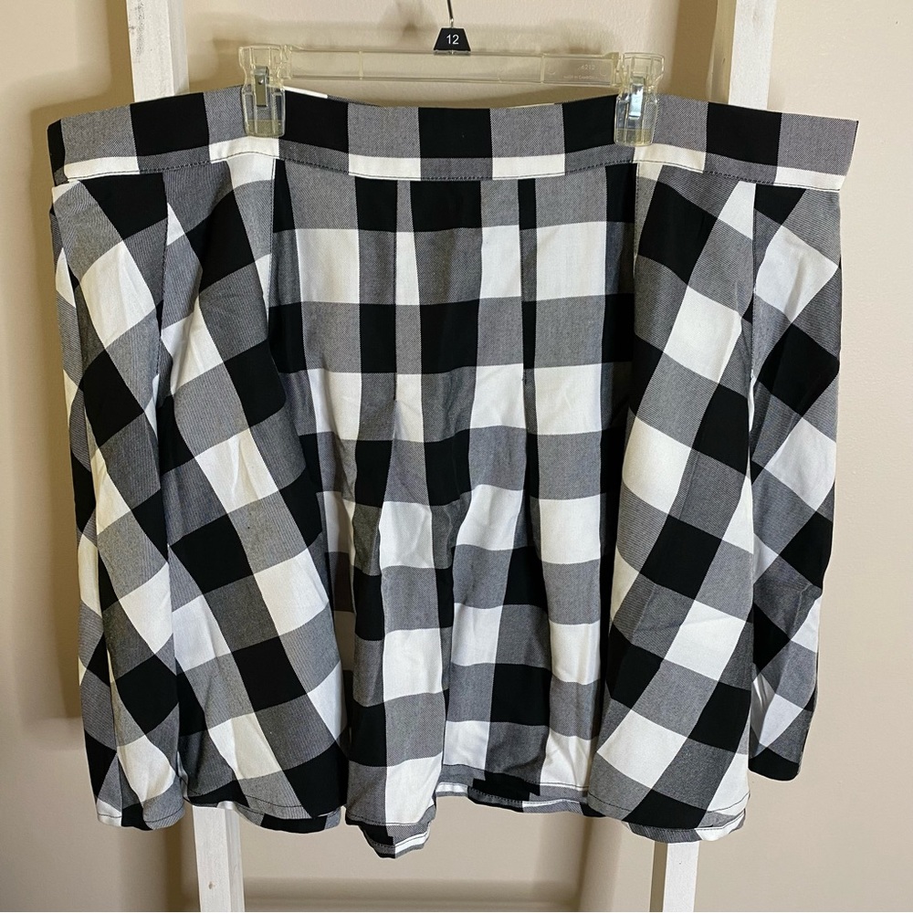 Torrid black & white checkered mini twill pleated skater skirt. Size 4.